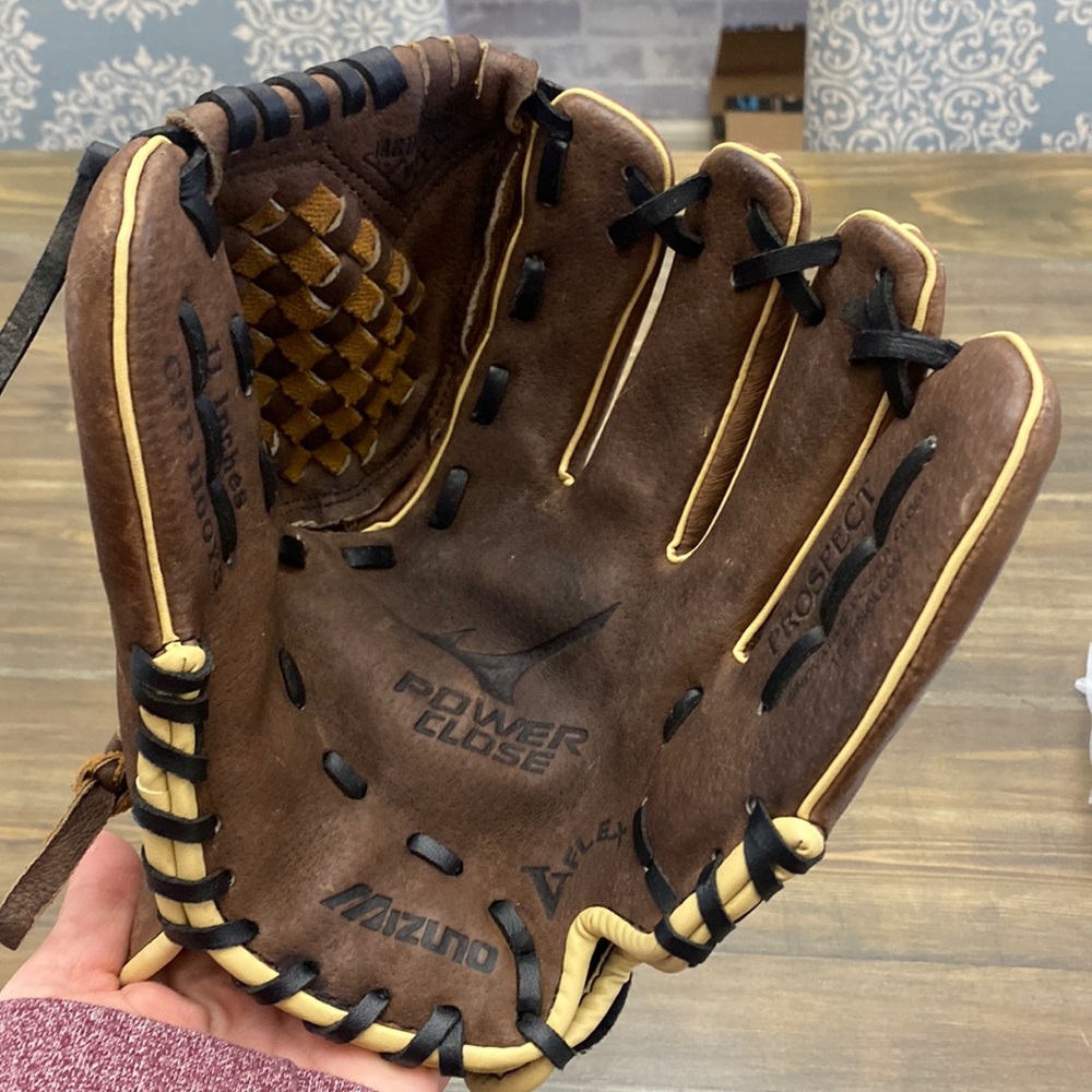 Mizuno leather baseball glove size 11 inches